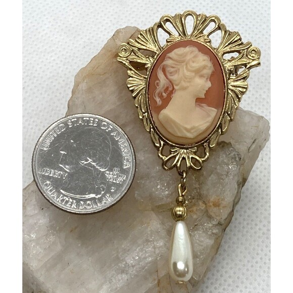 Vintage Gold Tone Cameo Brooch Pin Ornate Border Faux Pearl Dangle Women's Face - Picture 2 of 8